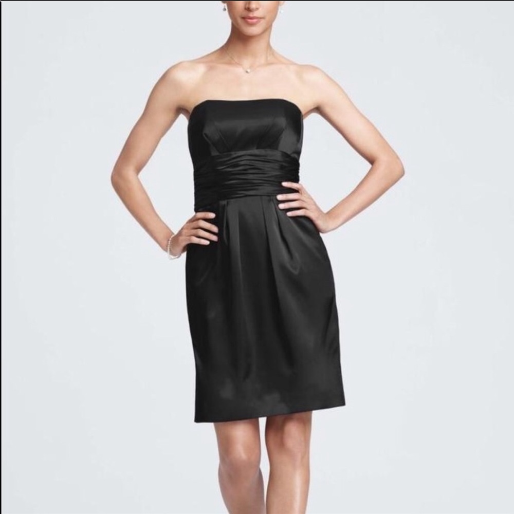 Short satin strapless dress with pockets